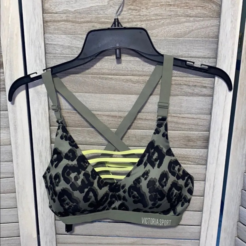 Victoria Sport Leopard Print Sports Bra - Green and Black
